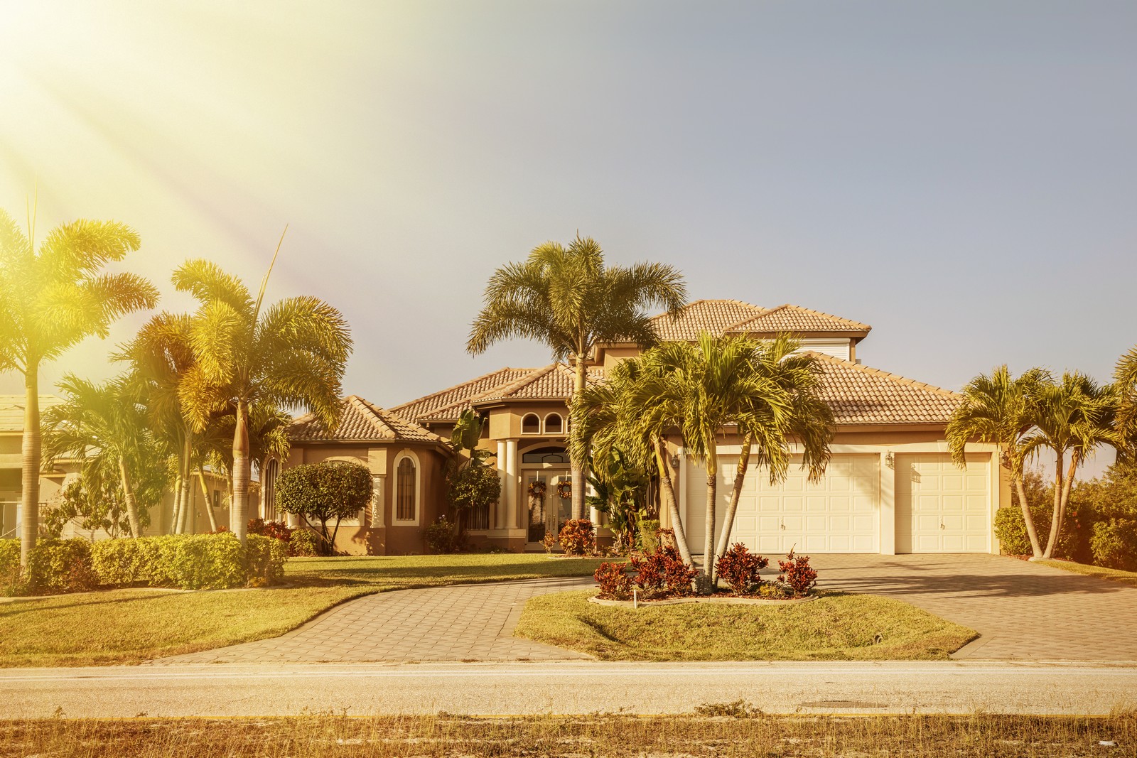 South,Florida,Single,Family,House,In,Sunny,Day.